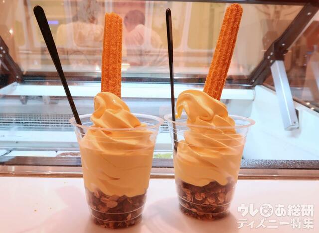 ハロウィーンサンデー（パンプキンソフトクリーム＆チュロス） 800円