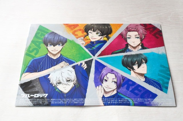 【「ファミマで熱狂！6月はブルーロックで盛り上がれ！」キャンペーン】「A4クリアファイル」よく見るとユニフォームは、“あの”緑のラインが入ったファミマカラーのオリジナル。
