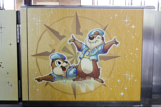 駅のホームドア ©Disney