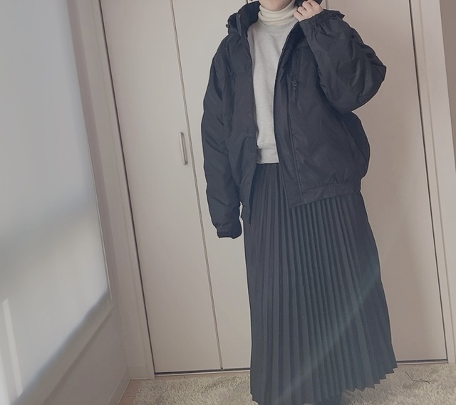 【ワークマン 洗えるフュージョンダウンシームレスワークジャンパー】スカートにも合います