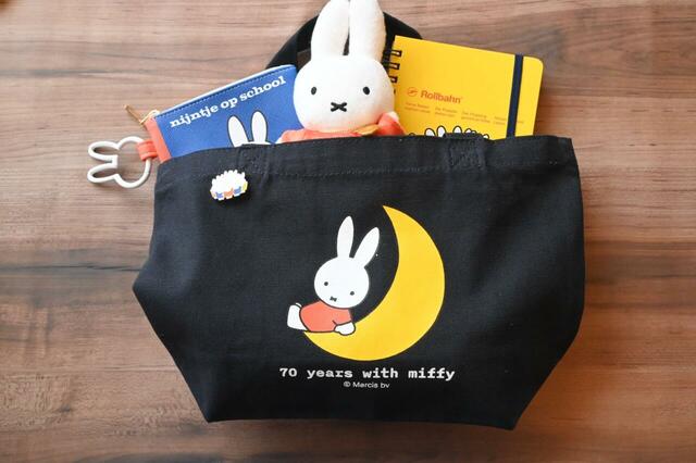 【誕生70周年記念 ミッフィー展／ランチトート ネイビー ￥1,980】お出かけにもちょうどよさそう！