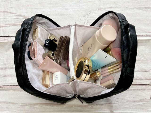 【nanakoななこがさらに本気で作った leur charme COSME POUCH BOOK BLACK】もちろん、コスメを入れてもしっかり自立してくれます♪