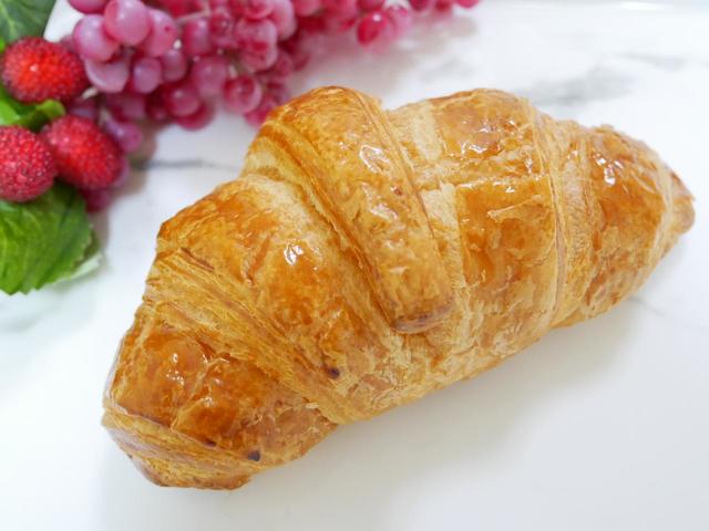 見た目にもわかるサクサク感！クロワッサン／270円（税込）