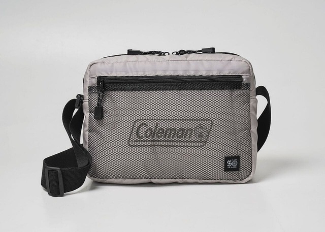【『Coleman BRAND BOOK #08 ショルダーバッグ GREIGE』(宝島社)】価格:3949円、宝島チャンネル、ローソン、HMV&BOOKS onlineで販売。書店での取り扱いはなし。