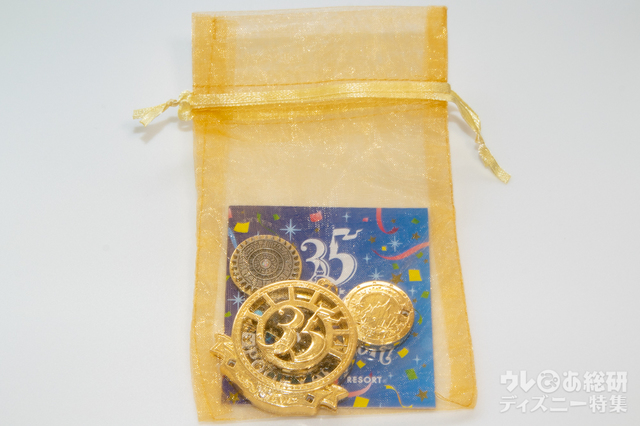 ベーシックセットは専用の袋に入れて渡される｜「タイム・オブ・セレブレーション 」東京ディズニーリゾート35周年アニバーサリー“Happiest Celebration!”