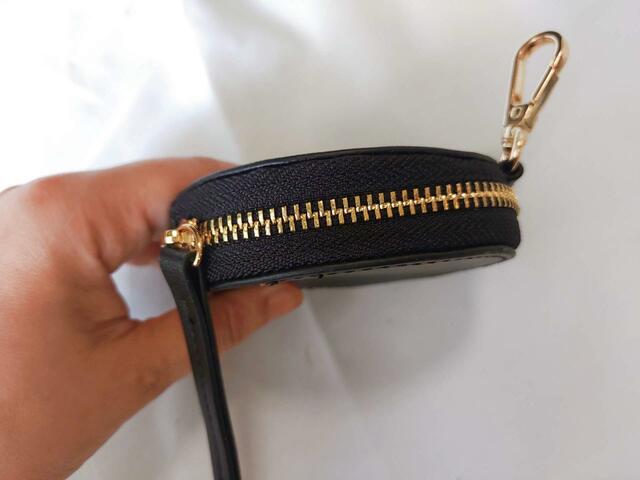 厚みがあるので、コスメも入りそう