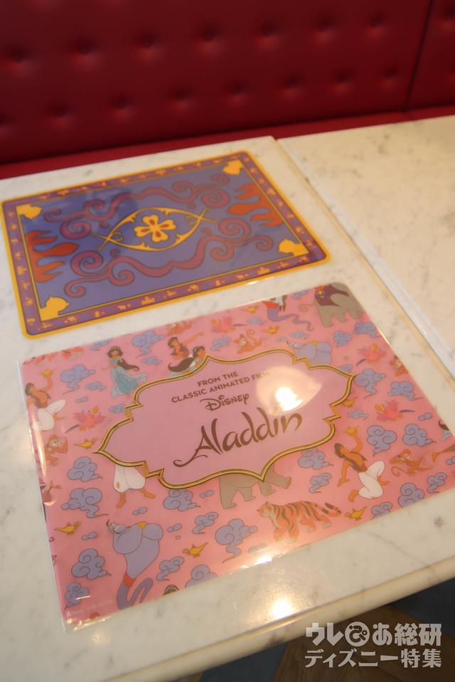 事前予約者限定カフェご利用特典「オリジナルランチョンマット」（全2種）をランダムで1枚プレゼント