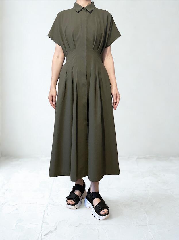 【UNIQLO シアサッカーシャツワンピース】フロントにタックが入っていて、1枚でさらりと着るだけで華やかな印象に!