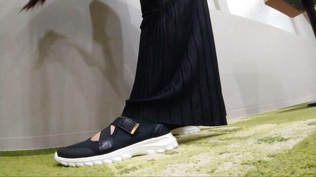 【GLOBAL WORK エアかるクッションベルトスニーカー】スカートとパンツ、どちらにもよく合いますよ