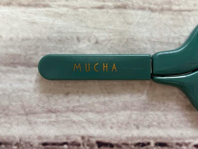 ケースには「MUCHA」のゴールドロゴ入りなのもうれしいポイント