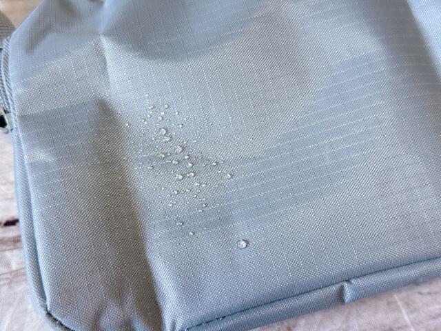 リップストップ生地には撥水加工が施されているので、水に強い！