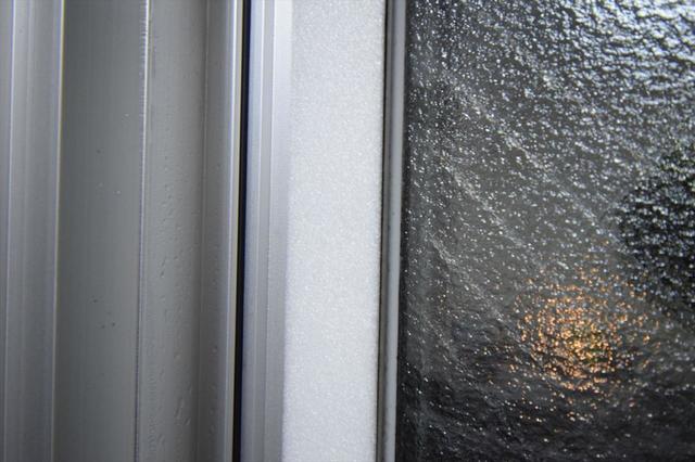 【セリア】サッシの結露対策　サッシ枠断熱テープ（幅広）／100円