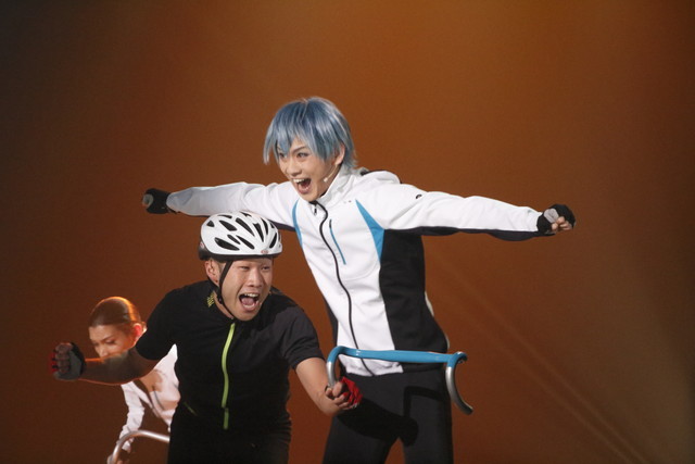 「弱虫ペダル」　黒田雪成役の秋元龍太朗さん。脇でハンドルを支えているのが“パズルライダー”の方。こうして細かい表現をサポートしているのだ。