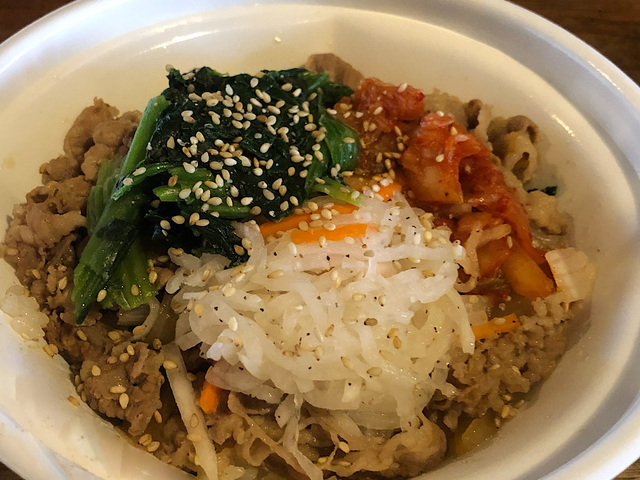 【すき家　おんたま黒ビビンバ牛丼】ビビンバ牛丼には大根と人参のナムルに加えてほうれん草、キムチがトッピングされています
