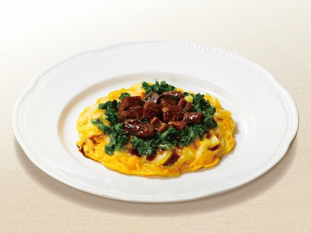 「うなぎとケールのオープンオムレツ」＜価格：1,408円（税込）＞【ロイヤルホストに“国産うなぎ”を洋食で味わうメニュー登場！山梨県産ワインとのペアリングも愉しめます！】