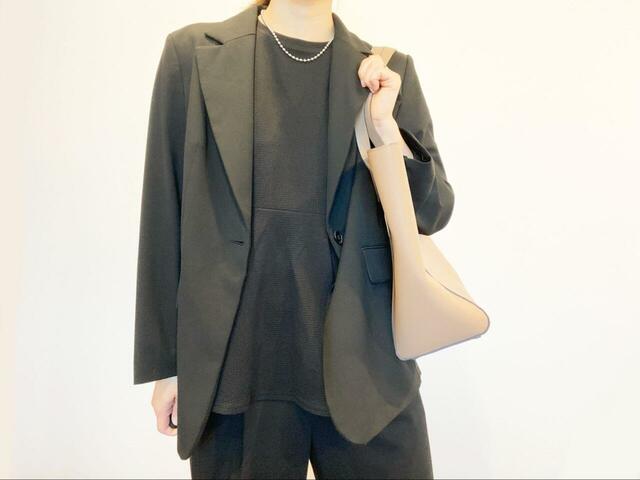 【cocaエンボス切り替えフレアトップス 】ジャケットと合わせても違和感ゼロなので、通勤コーデにも使えます！