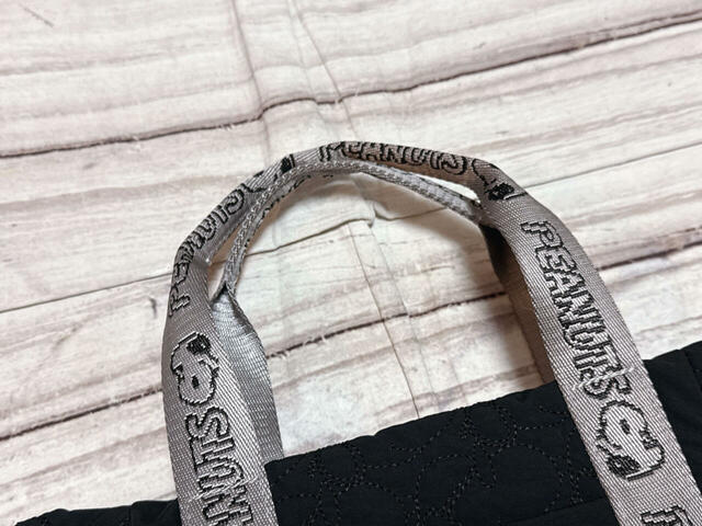 持ち手の中央は二つ折りで縫われており、手で持ったときに持ちやすいよう工夫されています