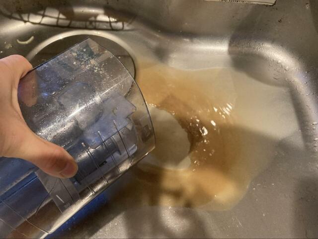 【アイリスオーヤマ リンサークリーナーRNS-P10-W】匂いがつくのでタンクはこまめに洗いましょう