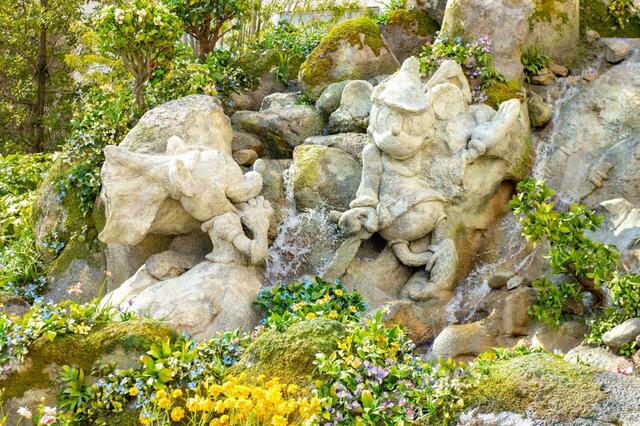 東京ディズニーシー・ファンタジースプリングスホテル メインエントランス(キャラクターなどをかたどった岩の彫刻)