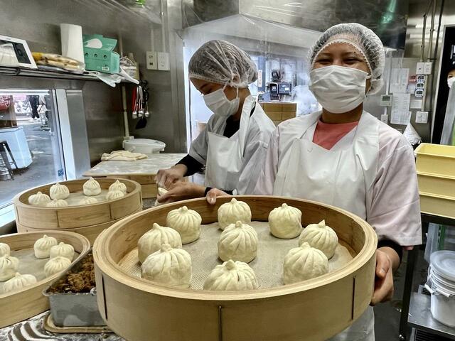 【茶寮 中野店】きれいに包んだ肉まんをドヤ顔で見せてくれました。ブラボー！