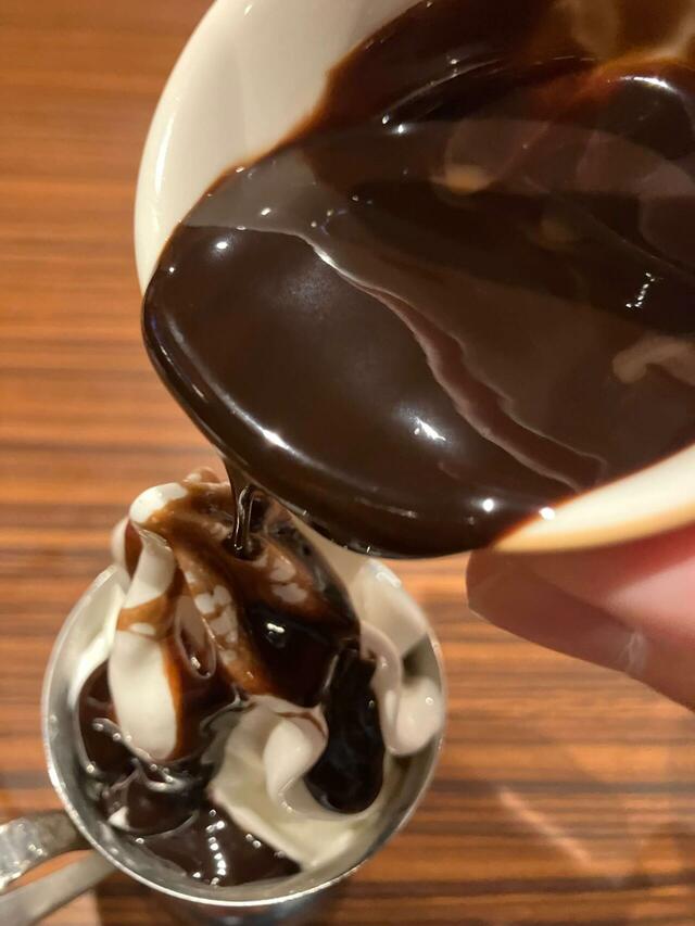 けっこうかけたつもりだが、器にはまだソースがたっぷり残っている。