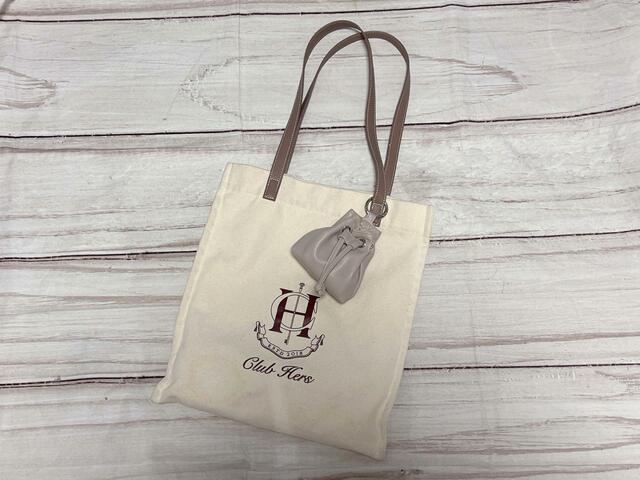 巾着ポーチをトートバッグにつけてみるとこんな感じに！