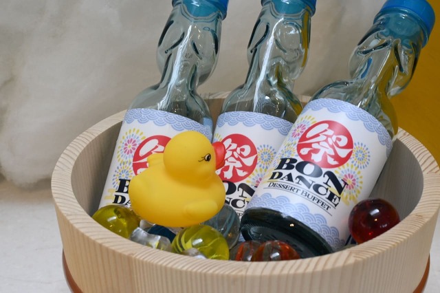 【ヒルトン東京ベイ「BON DANCE」】装飾のラムネ桶にアヒルちゃん発見！