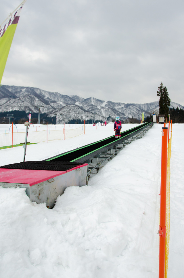 専用練習エリアには、スノーエスカレーター完備|ママミキーキッズスノースクール