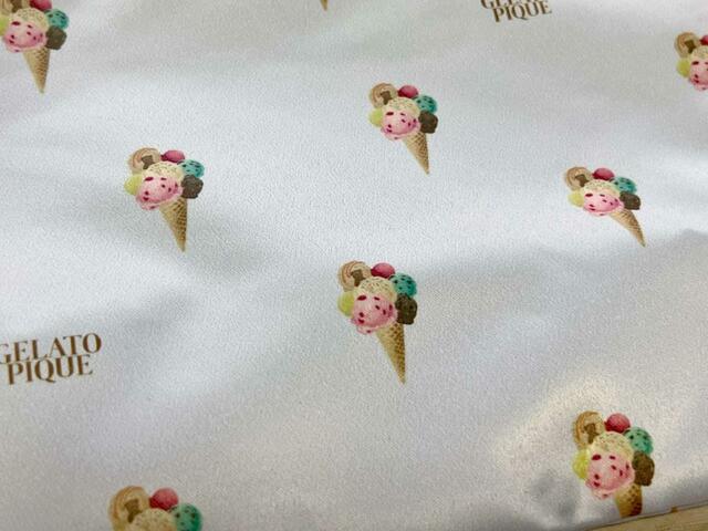 クッキーのようなカラーの「GELATO PIQUE」のロゴもうれしいポイント♪【sweet 2023年10月号付録】「gelato pique（ジェラートピケ）特製　上質サテンポーチ＆ハードカバーメモノート」