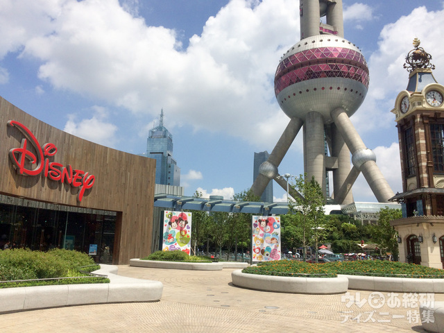 ディズニーストア上海。右に写っている球体の塔は、東方明珠電視塔。