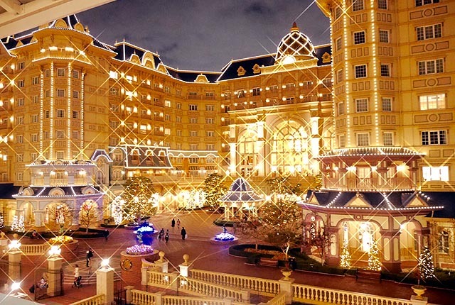 リゾートライン駅舎ホームから見たディズニーランドホテル。筋し斜めから見るのも素敵。 ©Disney