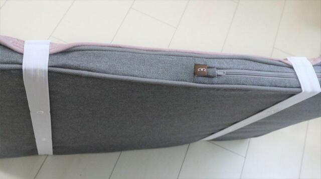 【ニトリ 両面使える ピローパッド】ゴムを広げてクッションに合わせてみました