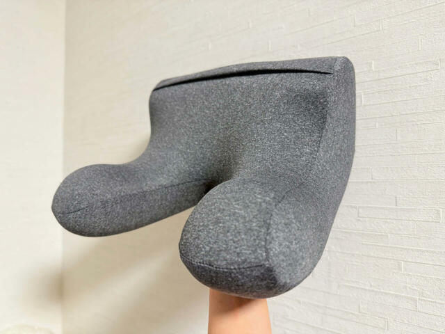 【3COINS／低反発仮眠枕】体にフィットする立体構造になっています！