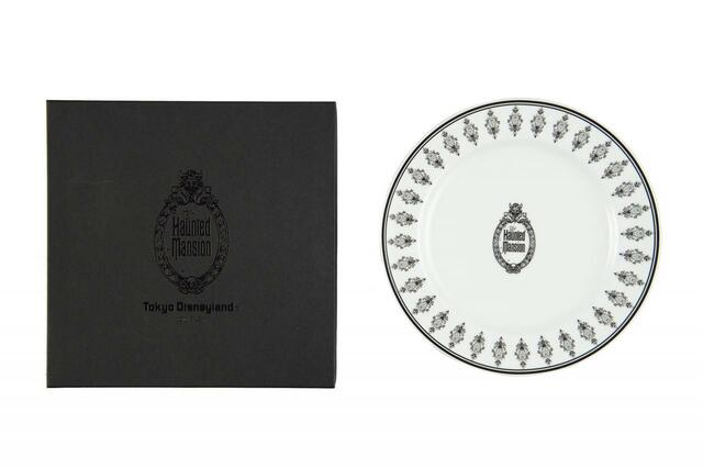 プレート 2,800円|サイズ:(箱)縦約24×横約24×高さ約3cm、(プレート)直径約23cm|東京ディズニーリゾート「ディズニーストーリービヨンド」グッズ|販売店舗:東京ディズニーランド「キングダム・トレジャー」|発売日:2023年1月26日(木)