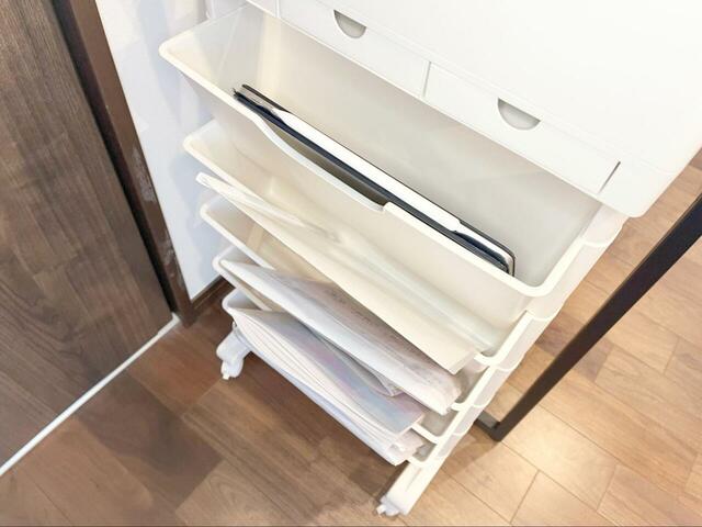 【頂点看板 デスク収納ラック】カラーはブルー、ホワイト、ピンクの3展開です