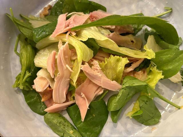 【コストコ ロティサリーチキン】サラダに合わせると一気にカフェごはん風！野菜と相性抜群◎ 