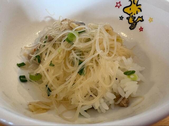 【ロピア 台湾風もり盛りあさりビーフン】ごはんの上にビーフンをのせて即席ビーフン丼♪