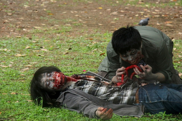 ゾンビウォーキング／食ってます