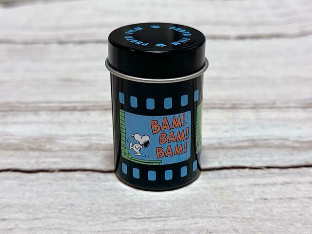 ブルーのフィルムデザインはスヌーピーが1人で登場。ドアを蹴っていたずらをするスヌーピー！