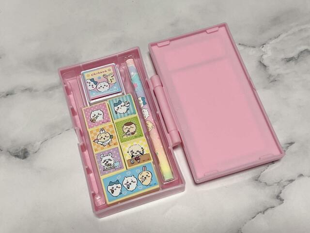 【ちいかわもぐもぐスタンプセット】シールを貼ったスタンプなどをケースにイン！右側にはメモを収納できる仕様です