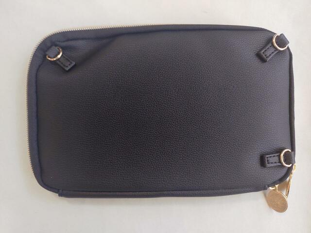 ショルダーストラップを取り付けできるDカン付きです