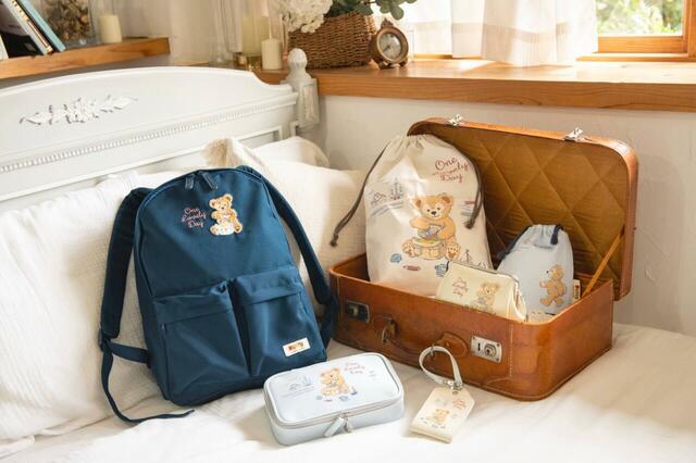 おでかけの準備をしたり、おさんぽしているダッフィーがデザインされたグッズ｜販売店舗：東京ディズニーシー「マクダックス・デパートメントストア」｜発売日：2025年6月3日（火）
