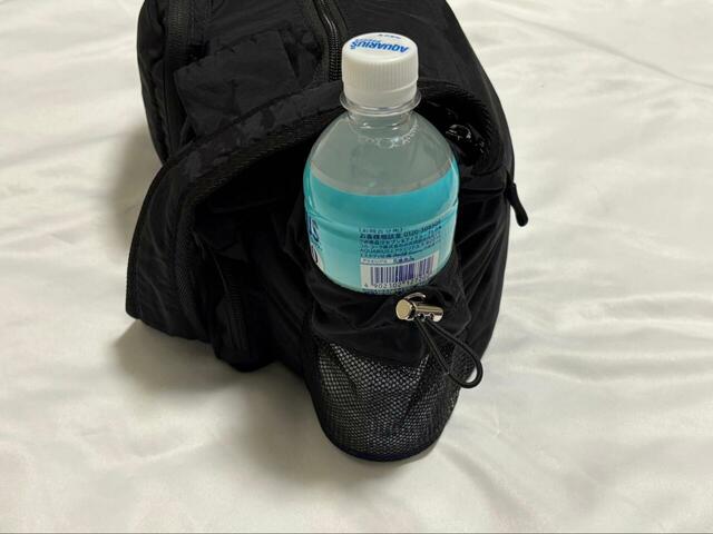 【niko and ... オリジナルライトパッカブルマルチショルダーバッグ】両サイドにはメッシュポケット付き。500mlのペットボトルは半分飛び出てしまいますが、ドローストリングコードで固定できます