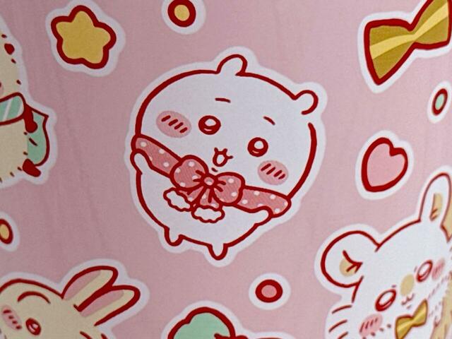 ちいかわはピンクのドット柄のマフラー。リボン結びにしているのがかわいい♪