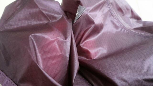 【モンベル U.L.MONOバッグ L】手が透けて見えるほど、薄さはストッキング並み