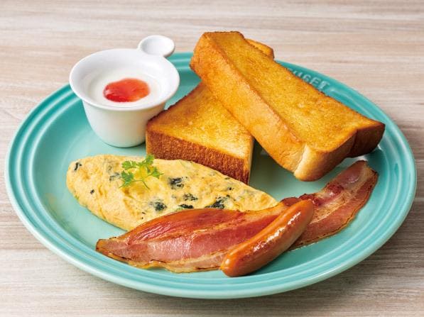 【むさしの森珈琲　ほうれん草とチーズのオムレツ】単品ドリンクと頼めばお得な値段でいただけます（画像引用：むさしの森珈琲HP）