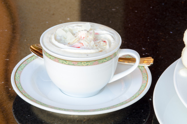 「ハイピリオン・ラウンジ」“アナとエルサのフローズンファンタジー”デザートセット（ストロベリーミルクティー）｜ディズニーアンバサダーホテル 2016年「アナとエルサのフローズンファンタジー」