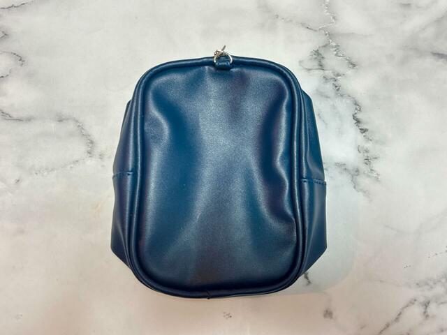 【パペットスンスン×サンキューマート第4弾／ぬいぐるみポーチ】背面もレザー調の生地で、透けない仕様です