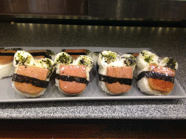 ウル・カフェで売ってます。ミッキーシェイプのスパムむすび。