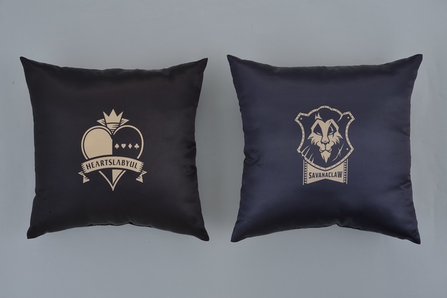 セガプラザ　セガプライズ　ディズニー ツイステッドワンダーランド　メガジャンボクッションVol.1 ハーツラビュル寮／サバナクロー寮